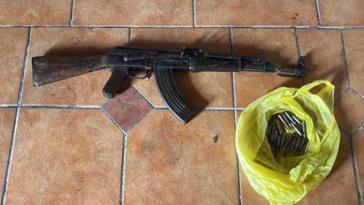Iu gjet kallashnikov e municion luftarak në banesë, arrestohet  një 31-vjeçar në Tiranë