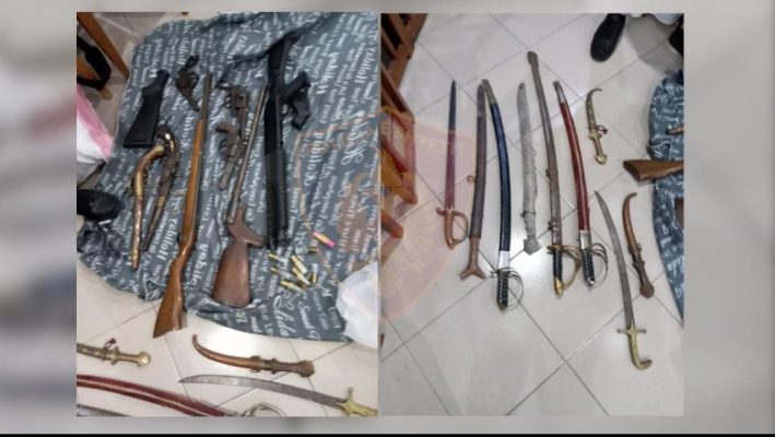 Kapet me armë dhe shtatë shpata në banesë/ Arrestohet 38-vjeçari në Tiranë