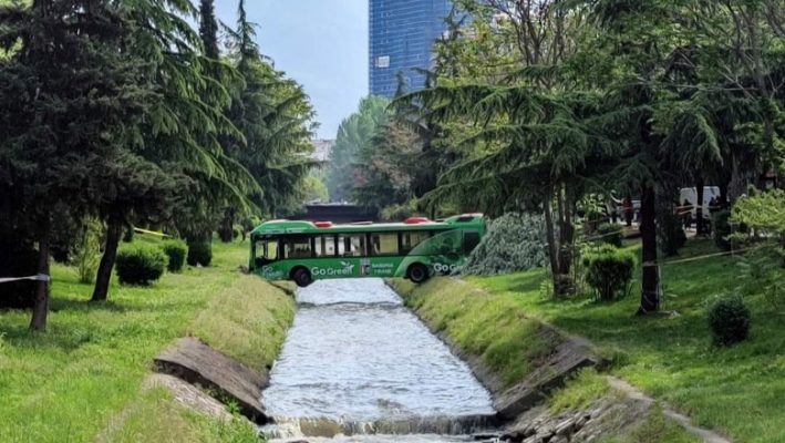 Autobusi i aksidentuar instalacion mbi Lanë, Veliaj kërkon opinionin e qytetarëve
