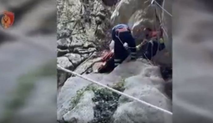 VIDEO/ Alpinisti nga Vlora dhe policia nxjerrin nga kanioni i Gjipesë, turistin e plagosur polak