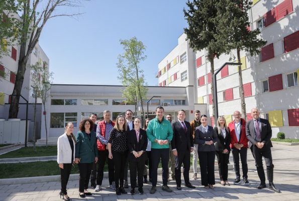 Komisioneri për Zgjerimin, Várhelyi, viziton godinat e reja në “Qytetin Studenti”, së bashku me Veliajn dhe Ballukun