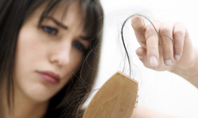 A mund të parandalojmë rënien e flokëve duke i larë më rrallë?