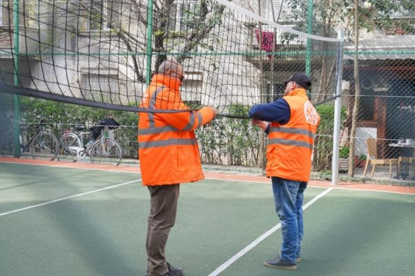 Bashkia e Tiranës ndërton fushë basketbolli dhe volejbolli në bllokun “Shefqet Musaraj”