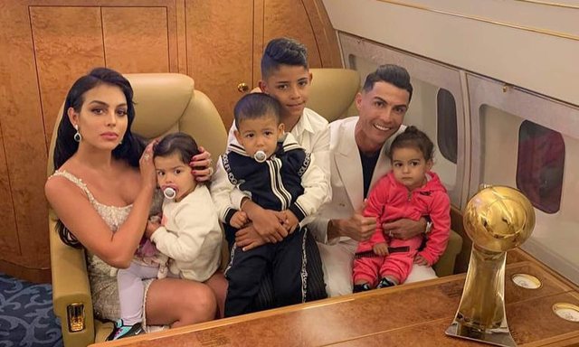 “Jemi të shkatërruar”/ Cristiano Ronaldo dhe Georgina humbin djalin e porsalindur