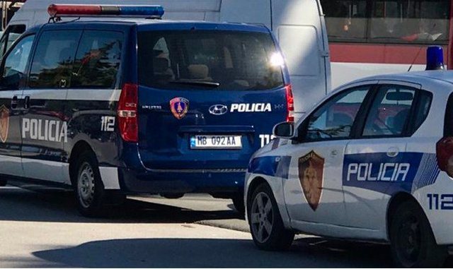 Kapen me armë zjarri, municione luftarake dhe drogë/ Arrestohen dy të rinj në Tiranë (EMRAT)