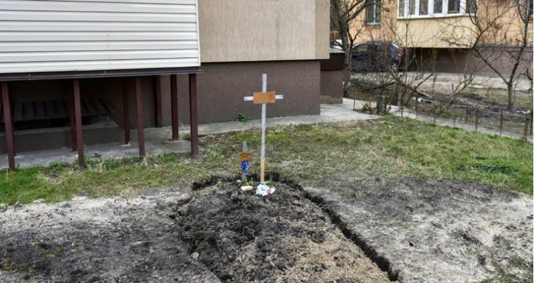 “Iu luta të më vrisnin dhe mua”/ I vranë burrin para shtëpisë, gruaja ukrainase tregon tmerrin