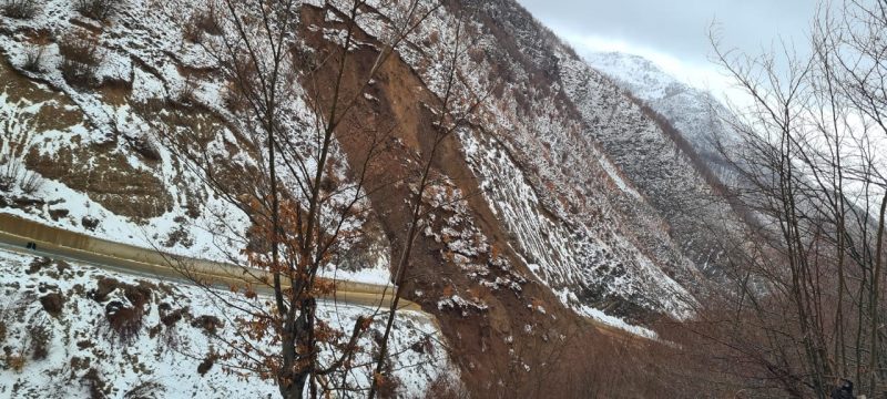 Shembet mali pranë tunelit të Murrizit në Xibër, bllokohet rruga e Arbrit
