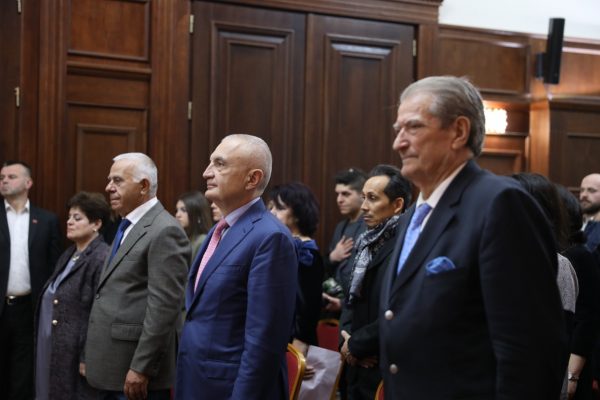 Meta dhe Berisha krah njëri-tjetrit në Presidencë, ceremonia që i bëri bashkë