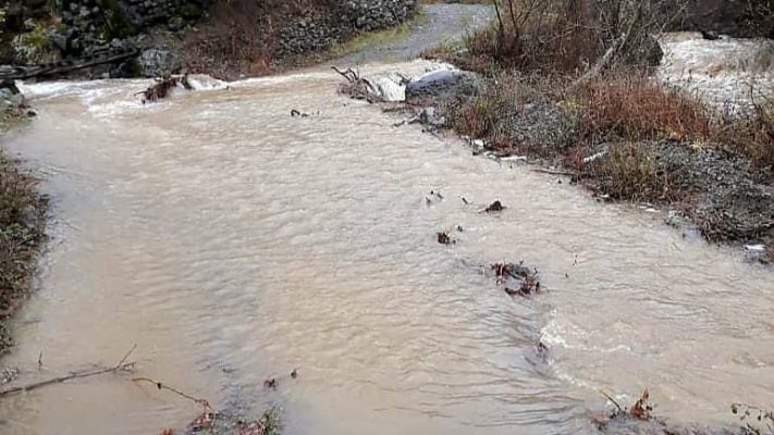 Reshjet e dendura të shiut shkaktojnë probleme në Pukë, disa rrugë nën ujë