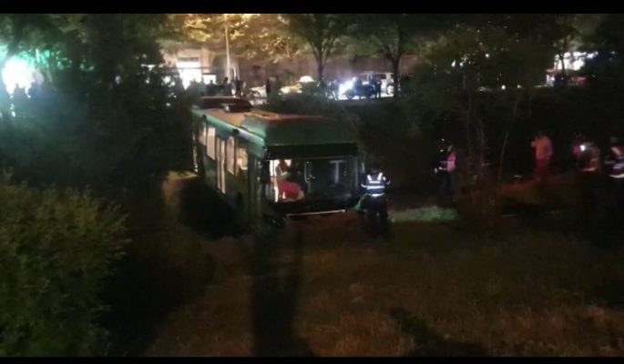 Video-Bie në Lanë autobusi në Tiranë, plot me njerëz brenda