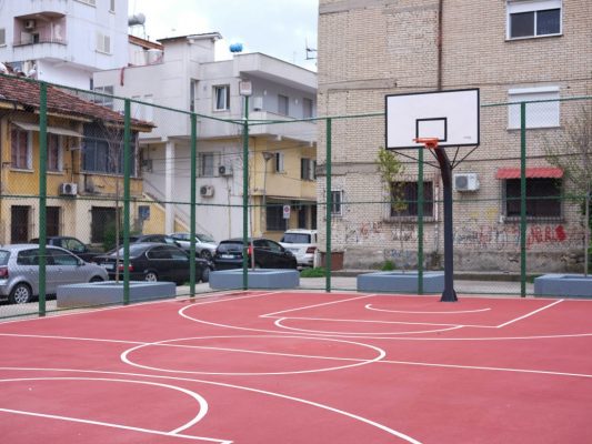 Bashkia e Tiranës vijon investimet në sport, një fushë e re bashketbolli në kryeqytet
