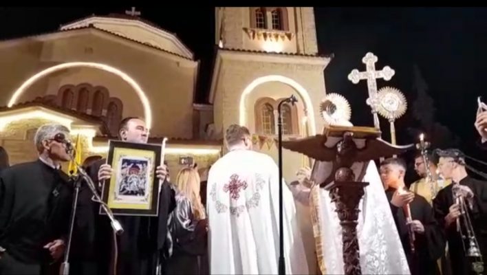 “Krishti u ngjall”/ Qindra besimtarë në Berat kremtojnë Pashkën në katedralen “Shën Dhimitri”