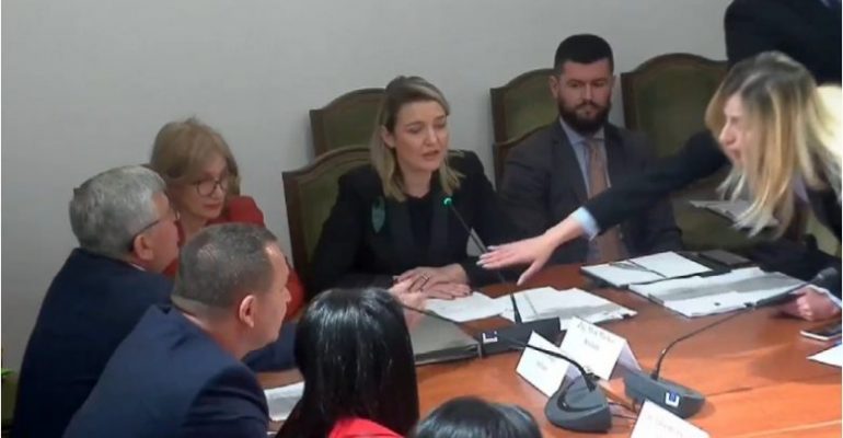Tensione në Komisionin e Edukimit/ Ina Zhupa i heq mikrofonin ministres Margariti