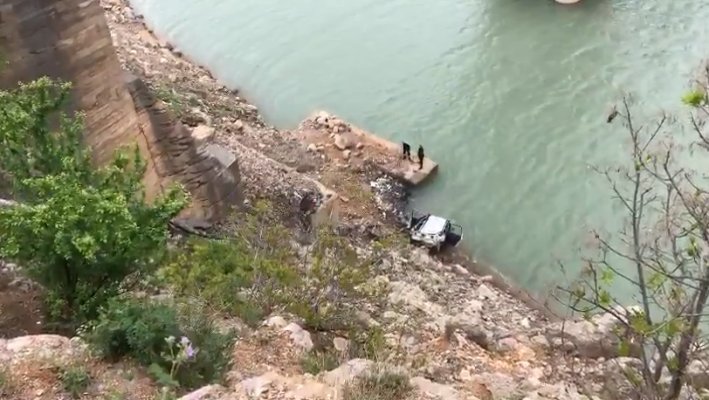 Aksident në Kukës, makina bie në liqenin e Fierzës, dyshohet për një viktimë
