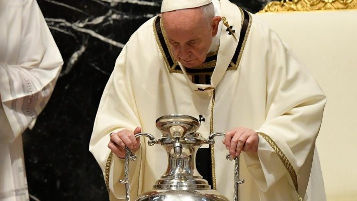 Bota feston ringjalljen e Krishtit/ Papa Françesku apel për ti dhënë fund luftës