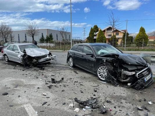 Përplasen rëndë tre makina në autostradën Lezhë-Milot