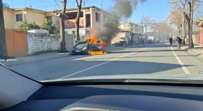Përfshihet nga flakët automjeti i një polici në Shkodër