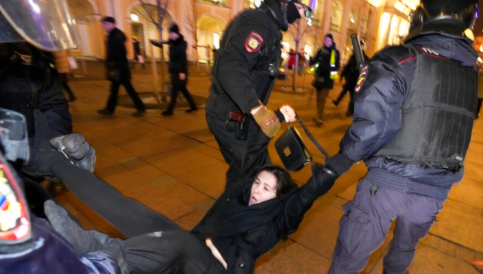 Qindra rusë të arrestuar në protestat kundër luftës në Ukrainë