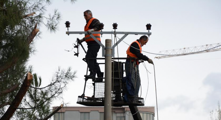 Disa zona në Lezhë probleme me energjinë elektrike, dëmtohet linja e tensionit të lartë