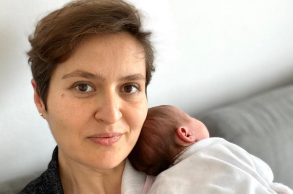 Ish-ministrja socialiste bëhet nënë për herë të parë, sjell në jetë një vajzë