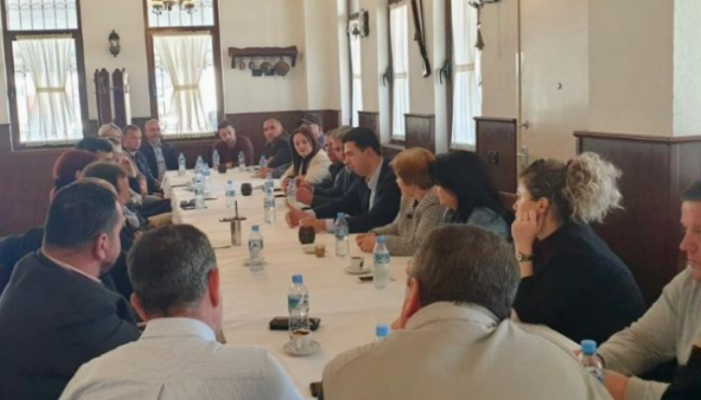 Basha shkon në Berat, mbledh një grup të ngushtë demokratësh