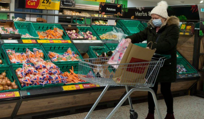 Kriza çoi në humbjen e klientëve, supermarketet angleze ulin çmimet