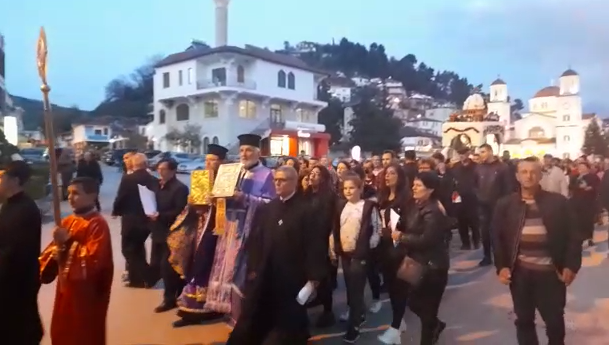 Besimtarët ortodoksë në Berat kremtojnë të Premten e Zezë/ Epitafi përshkon shëtitoren e qytetit