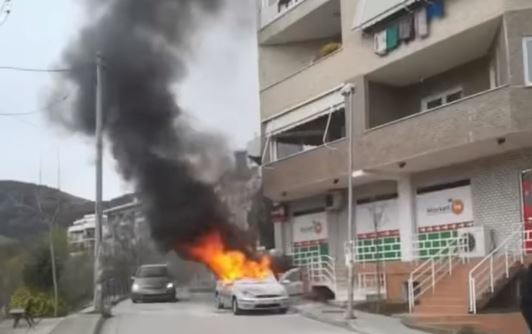 Shpërthen në flakë makina në Tiranë