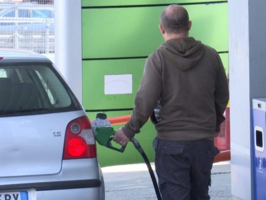 Bie çmimi i naftës në Shqipëri, benzina dhe gazi lëvizin pak
