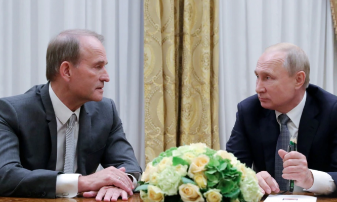 Kush është Viktor Medvedchuk, politikani ukrainas që e quan veten mik të Putinit?