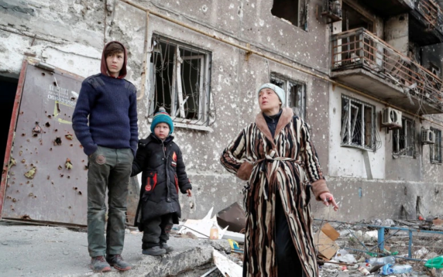 Rinisin përpjekjet për të evakuuar civilët nga Mariupol, bombardimet ruse nuk ndalen