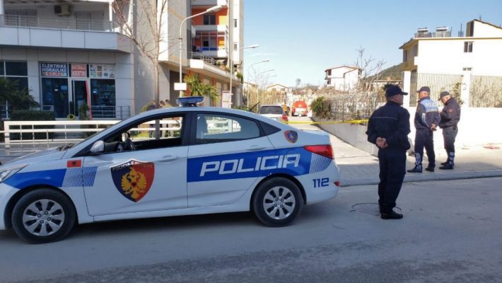 E rëndë në Vlorë/ Gjendet i vrarë me armë zjarri në banesë 69-vjeçari