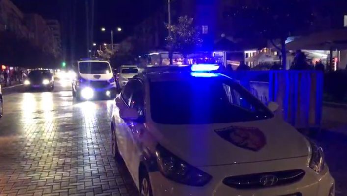 Kancelari i gjykatës së Elbasanit goditet me leva pak metra larg Drejtorisë së Policisë