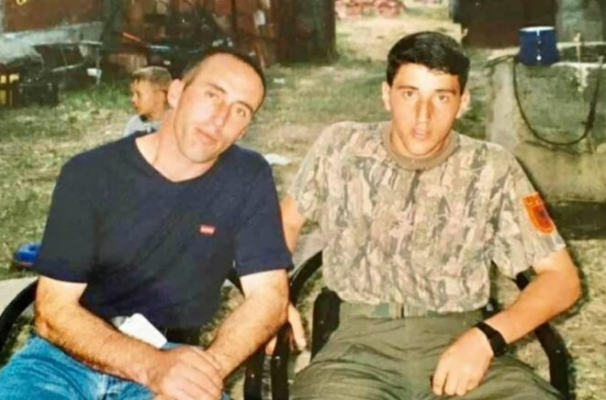 “Të ekzekutuan pas shpinës! Mallkuar qoftë ajo dorë”/ Haradinaj kujton vëllanë e vrarë