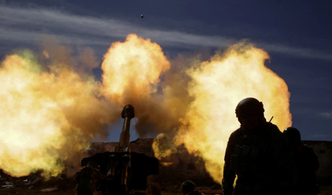 SHBA fillon të stërvitë ushtarët ukrainas për përdorimin e artilerisë së rëndë