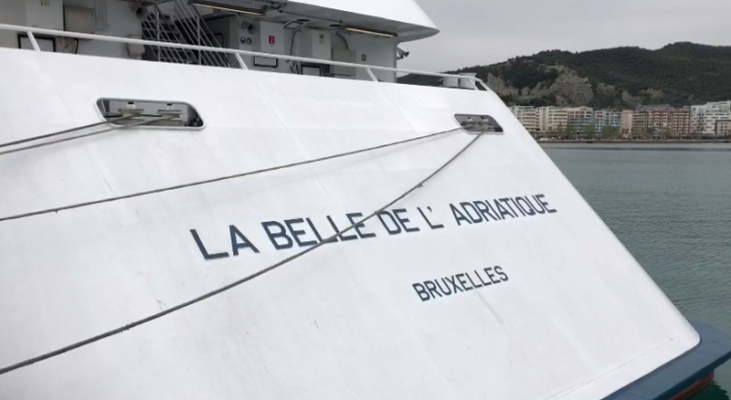“La belle de l’Adriatique” në Vlorë”;  Rikthehen kroçerat, turistët francezë shijojnë bregdetin shqiptar