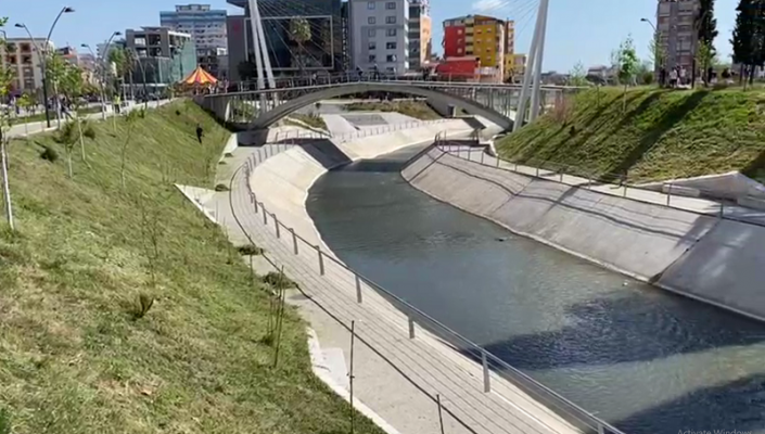 Skandal në Fier/ Ndotja e lumit Gjanica “qelb” në erë qytetin