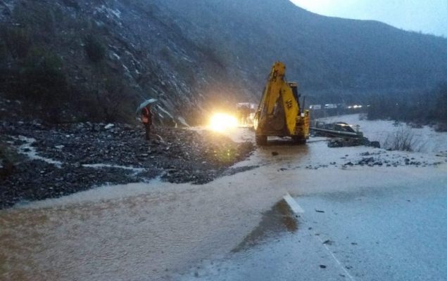 Hapet rruga Elbasan-Librazhd, shirat sollën rënie inertesh në rrugë