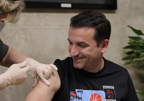 FOTO/ Kryebashkiaku Veliaj merr dozën e tretë të vaksinës anti-Covid: “Njëra luftë, s’mund të na bëjë të harrojmë tjetrën”