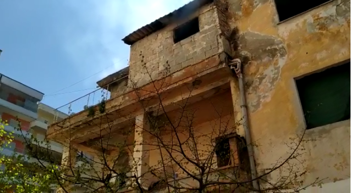 Shkrumbohet nga flakët shtëpia e ish-Oficerëve në Vlorë