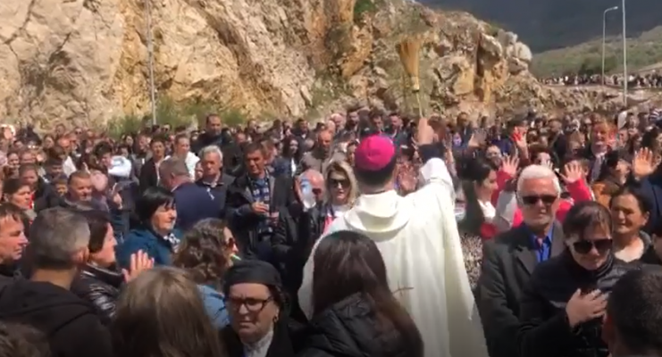 E marta e gjashtë, qindra besimtarë vizitojnë kishën e “Shën Ndout” në Laç