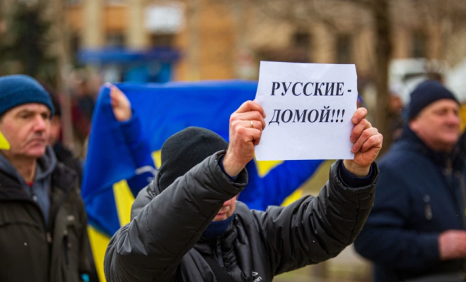 Forcat ruse shpërndajnë protestën e ukrainasve në Herson