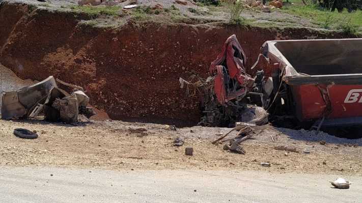 Vdesin dy të rinj/ Kamioni përplaset me shkëmbin dhe bie duke punuar në bypasin e Vlorës