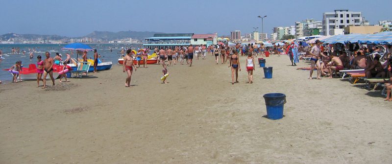 Qytetarët i drejtohen detit/ Pushuesit frekuentojnë plazhet e Durrësit