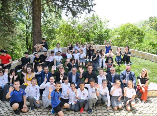 Përurohet teatri në natyrë për fëmijët te Liqeni, Veliaj me kryebashkiakun e Parmës: “Punët që bëjmë kanë rëndësi për fëmijët”