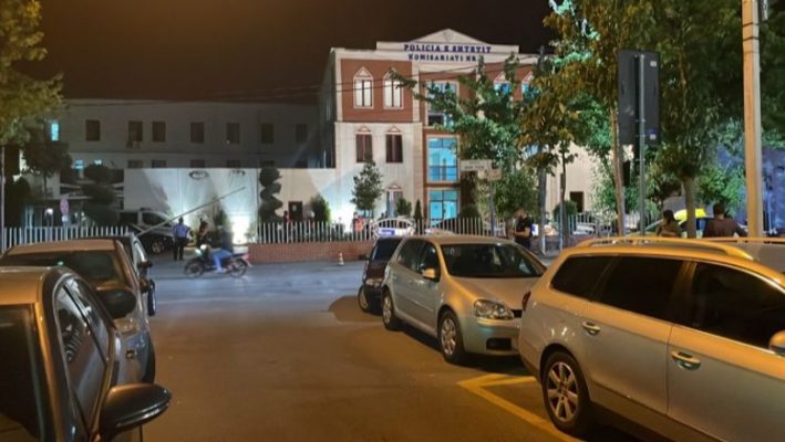 U plagos nga kolegu brenda komisariatit/ Humb jetën polici në Tiranë