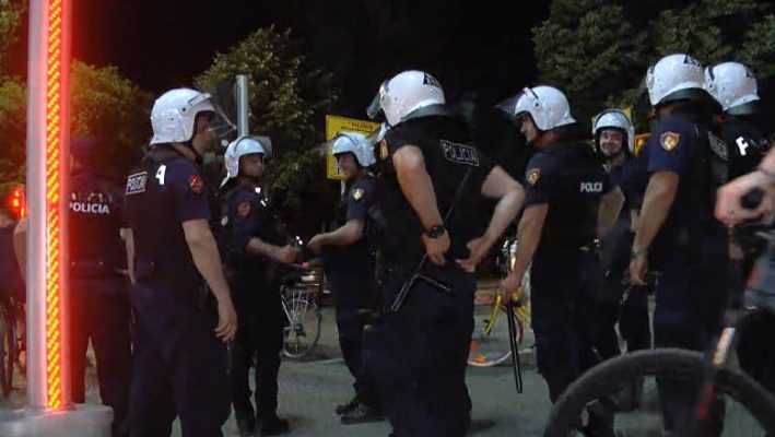 Trazirat gjatë natës në Tiranë/ Policia kthen mbrapa tifozët problematik