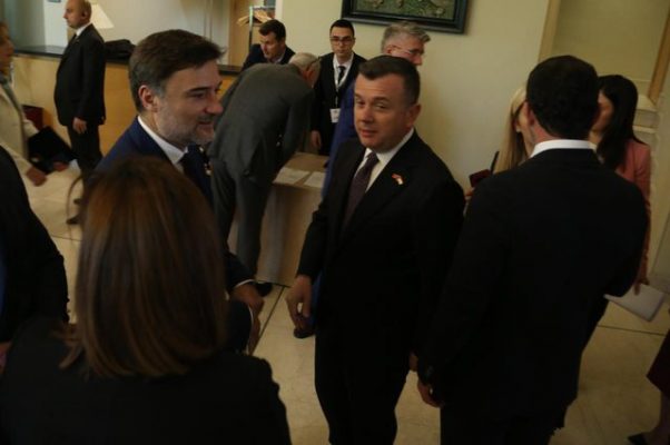 “Rithemelimi” kundër Alibeajt/ Boçi: Nuk përfaqëson PD-në, negociatat për Presidentin , tallëse