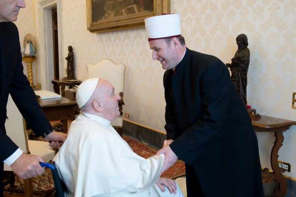 Kreu i KMSH vizitë në Vatikan/ Takim kokë më kokë me Papa Françeskun