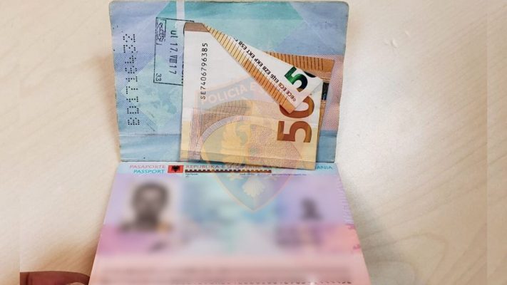 50 Euro në pasaportë/ Procedohet penalisht 36-vjeçari që do të korruptonte punonjësin e portit